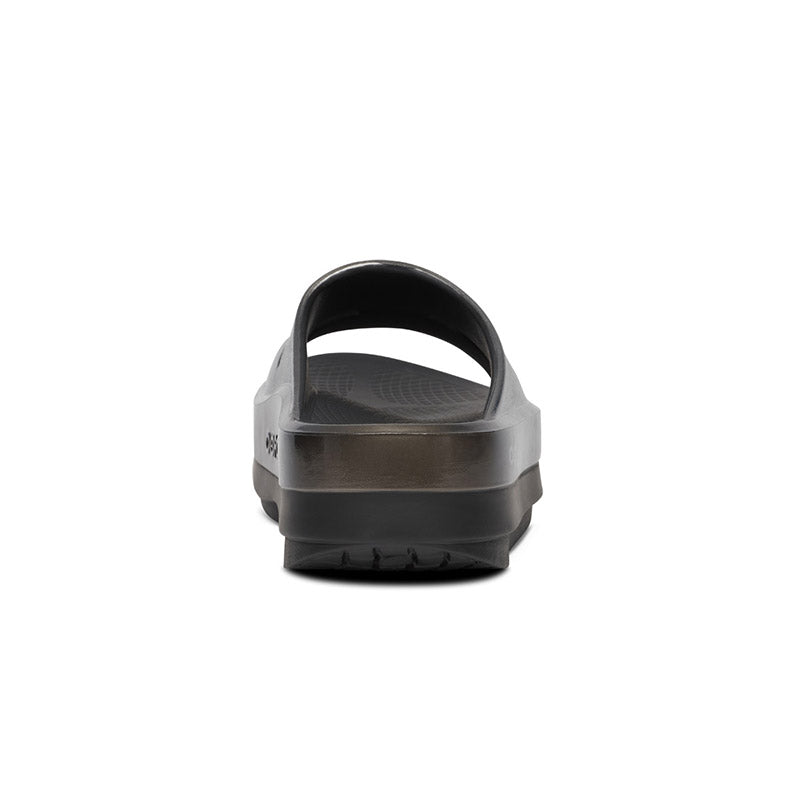 OOFOS OOmega OOahh Luxe - Titanium Mirror ウーフォス ウーメガウーアールクス チタニウムミラー リカバリーサンダル